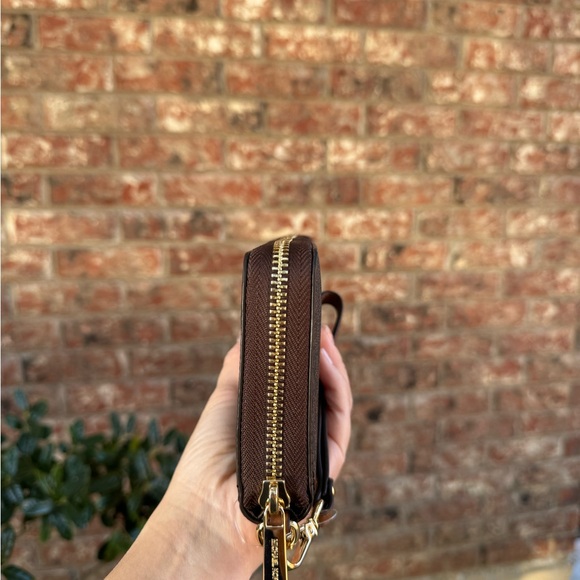 Micheal Kors wallet - Picture 2 of 7